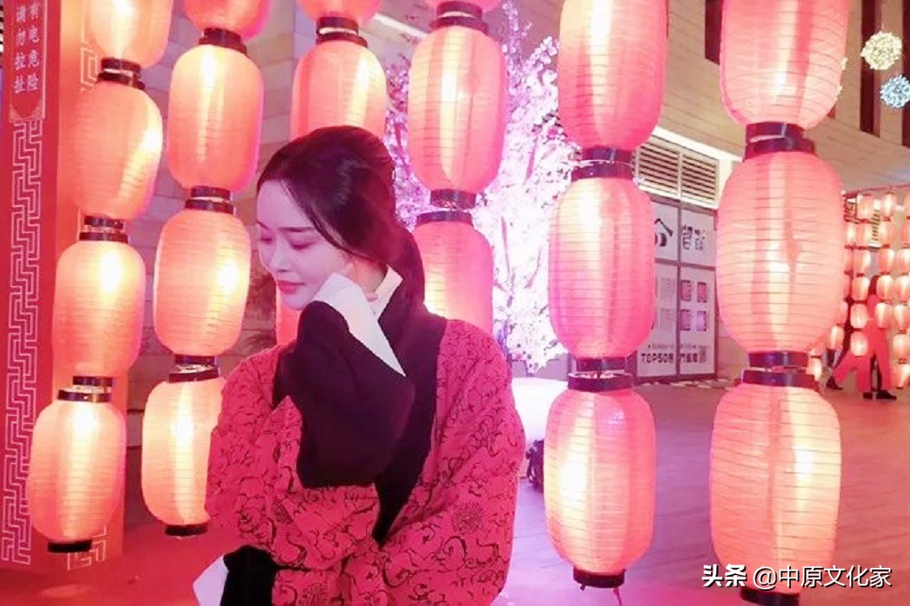 秉烛夜游的意思是什么（秉烛夜游的意思及成语解释）