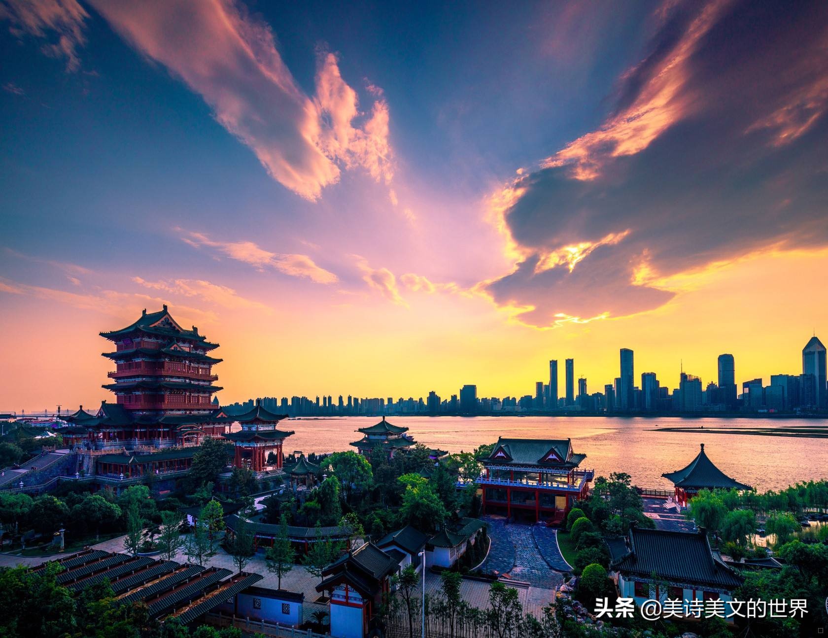 万里悲秋常作客百年多病独登台（杜甫登高原文）