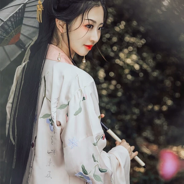 形容头发很美的诗句（赞美女人长发的古诗词 ）