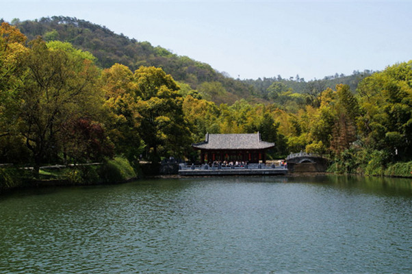 与诸子登岘山古诗（与诸子登岘山全诗赏析）