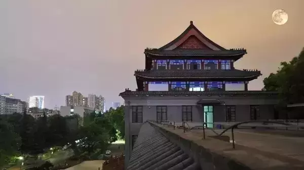 关于月亮的诗词有哪些（描写月亮的经典诗词）