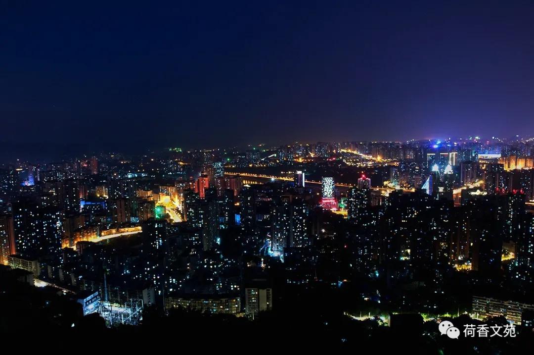 描写夜晚环境的句子简短（描写夜景的优美句子）