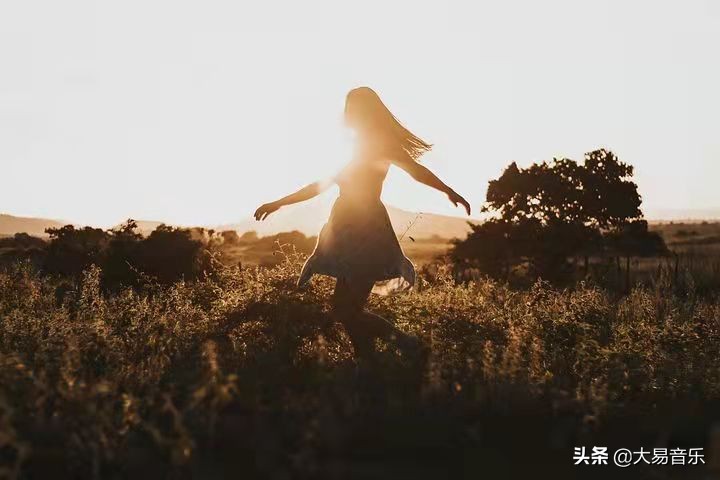 富有诗意的句子简短（文艺而富有诗意的句子）