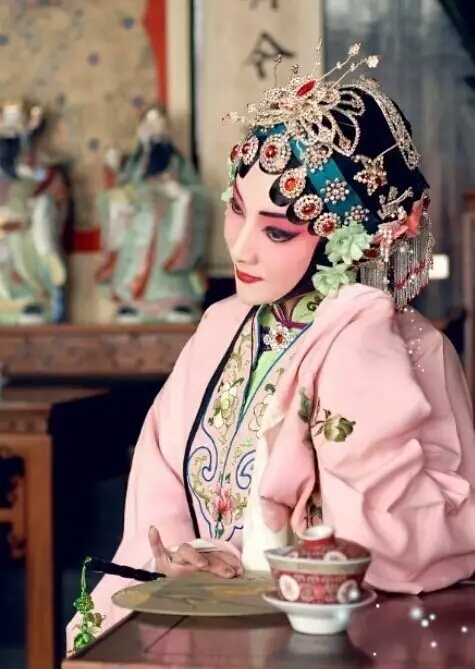 赞美中国戏曲的诗词（描写京剧的唯美的诗句）