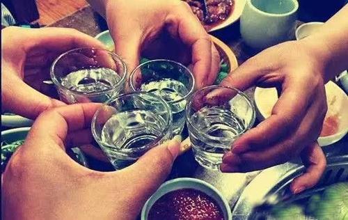 酒桌上的敬酒词简短（简单又大气的敬酒话）