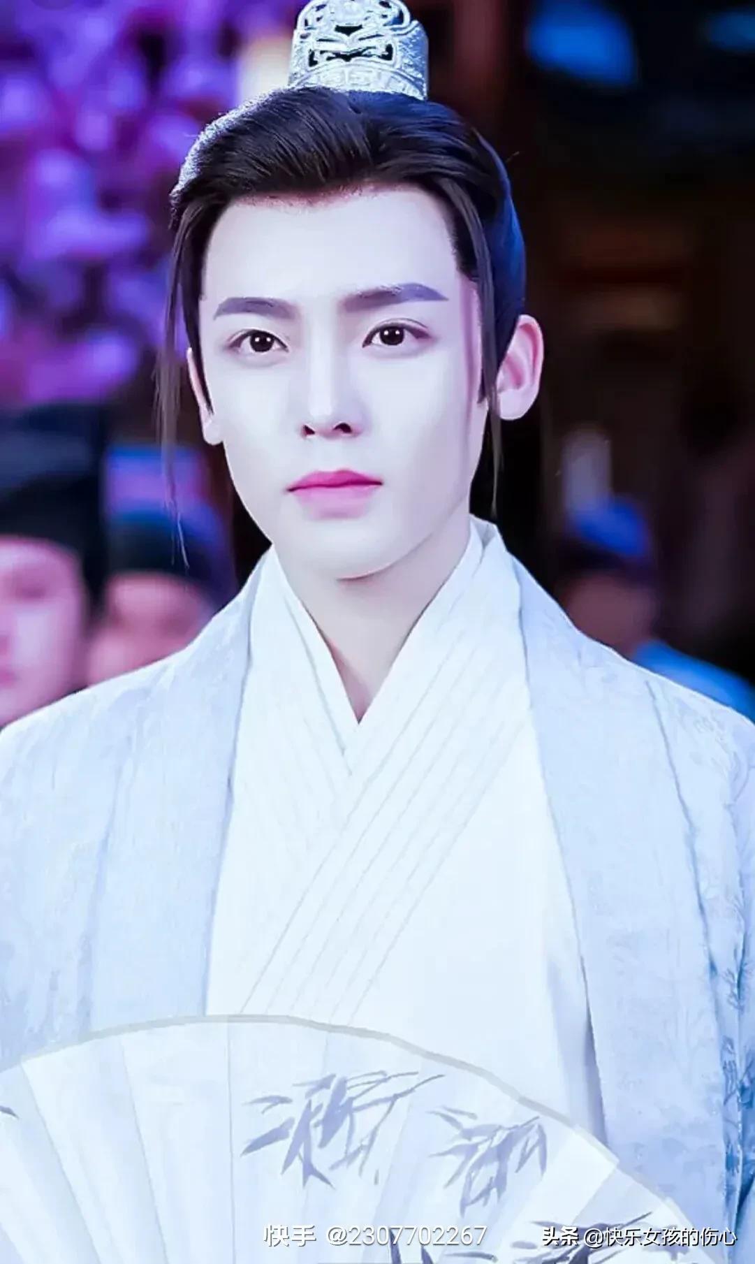 形容男人帅气有魅力的句子（男人稳重成熟说说短句）