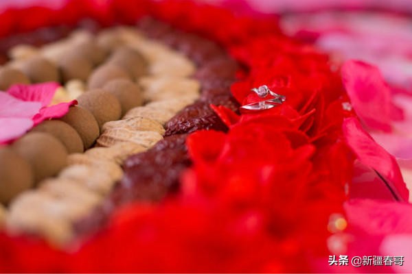 结婚祝福语四字顺口溜（最吉祥的八个字句子）