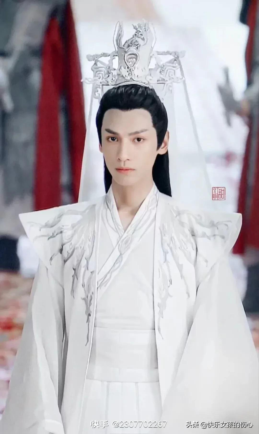 形容男人帅气有魅力的句子（男人稳重成熟说说短句）