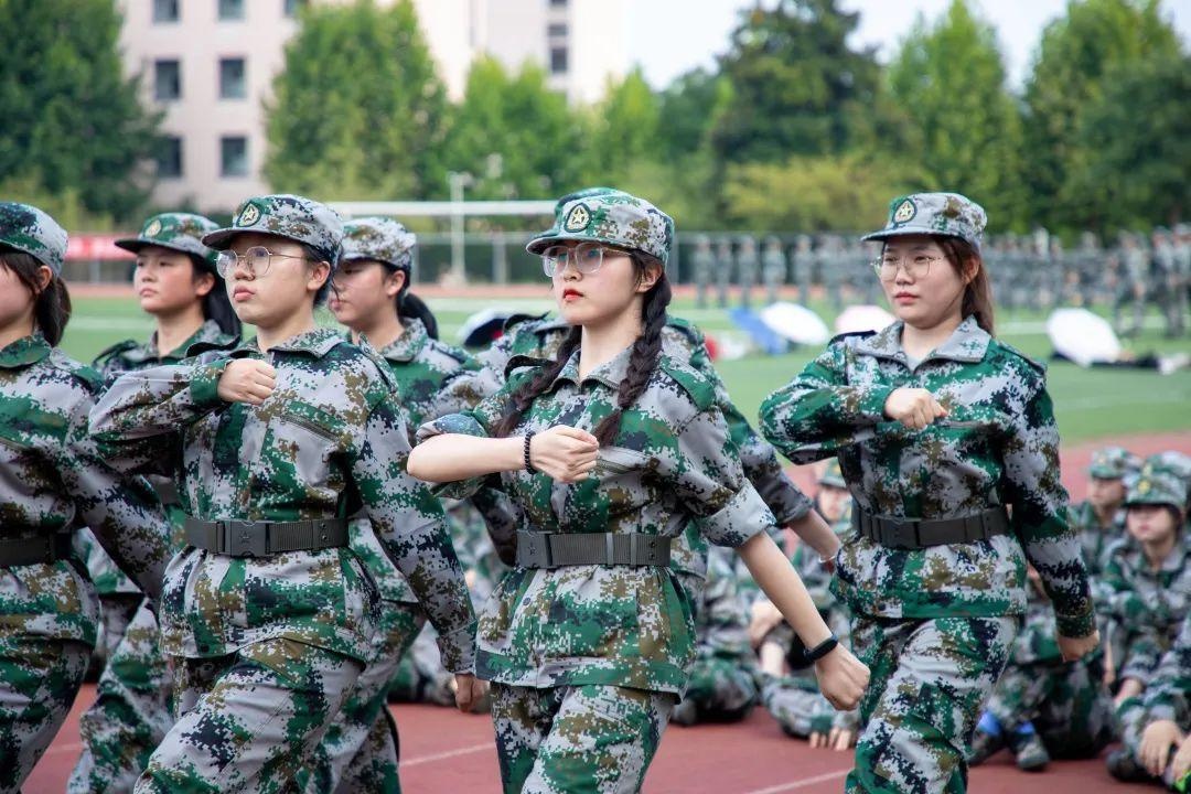 关于军训的文章有哪些（军训的青春唯美句子）