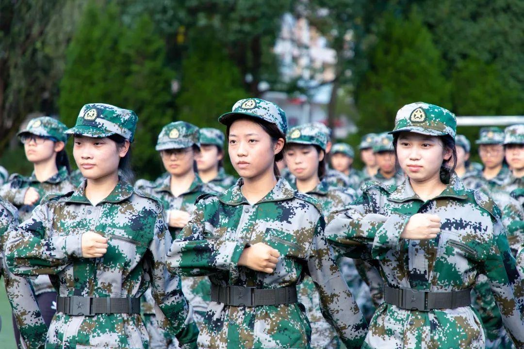 关于军训的文章有哪些（军训的青春唯美句子）