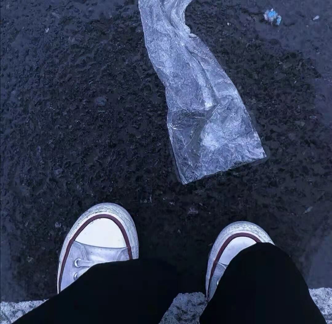形容心情不好情绪低落的句子（不高兴的句子说说心情）