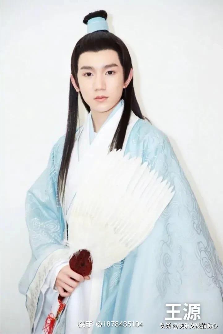 形容男人帅气有魅力的句子（男人稳重成熟说说短句）