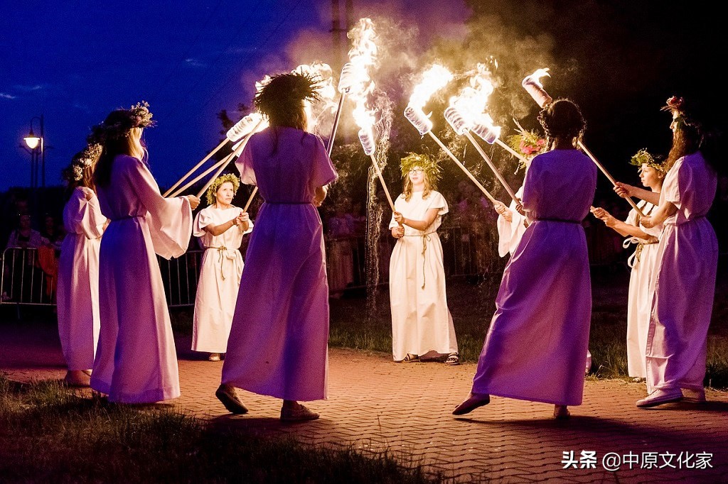 秉烛夜游的意思是什么（秉烛夜游的意思及成语解释）