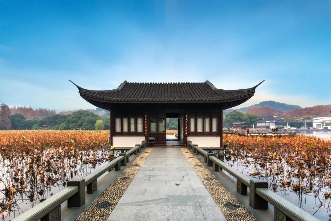 侃侃而谈什么意思（侃侃而谈的意思及成语解释）