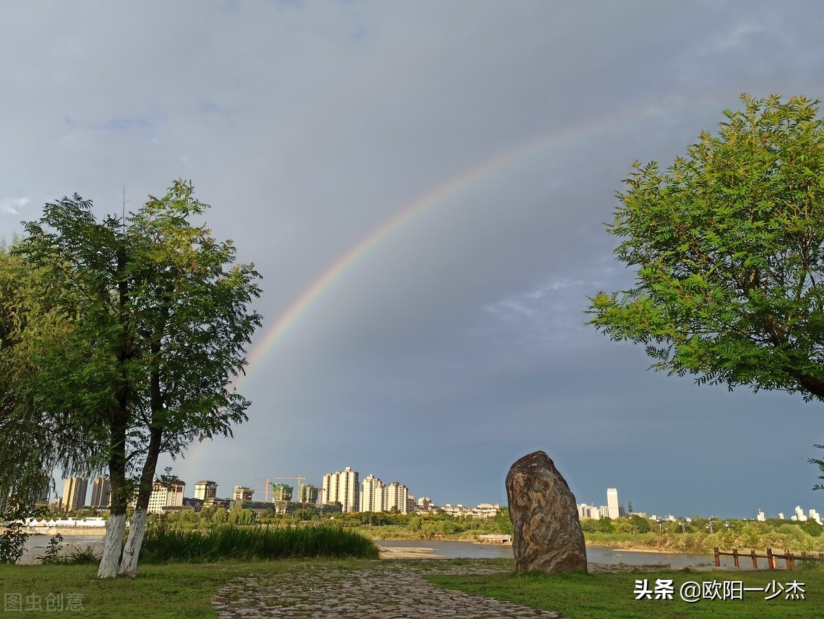 描写秋雨的句子佳句（写秋雨的唯美句子开头）