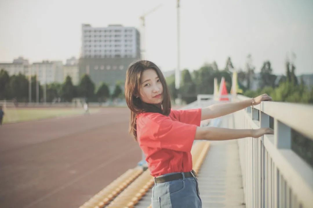 女性美好的诗句经典（寓意女孩美好的诗词）
