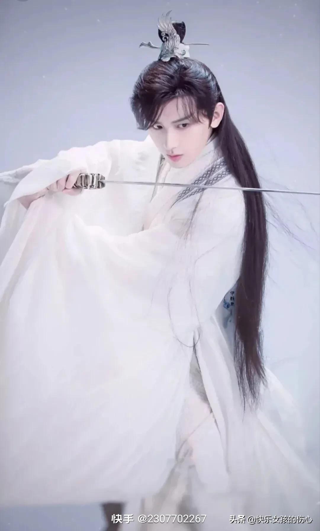 形容男人帅气有魅力的句子（男人稳重成熟说说短句）