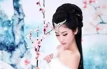 夸赞女人最经典句子（赞美女生的诗句欣赏）