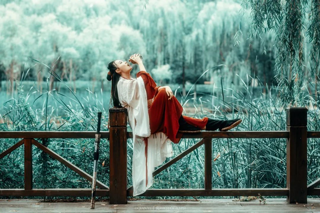 伤感的诗句带人生感悟（感悟人生的经典诗句）