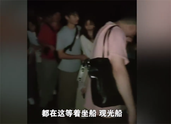 上千游客滞留湖北一峡谷景区回应（深夜排队等船出山）