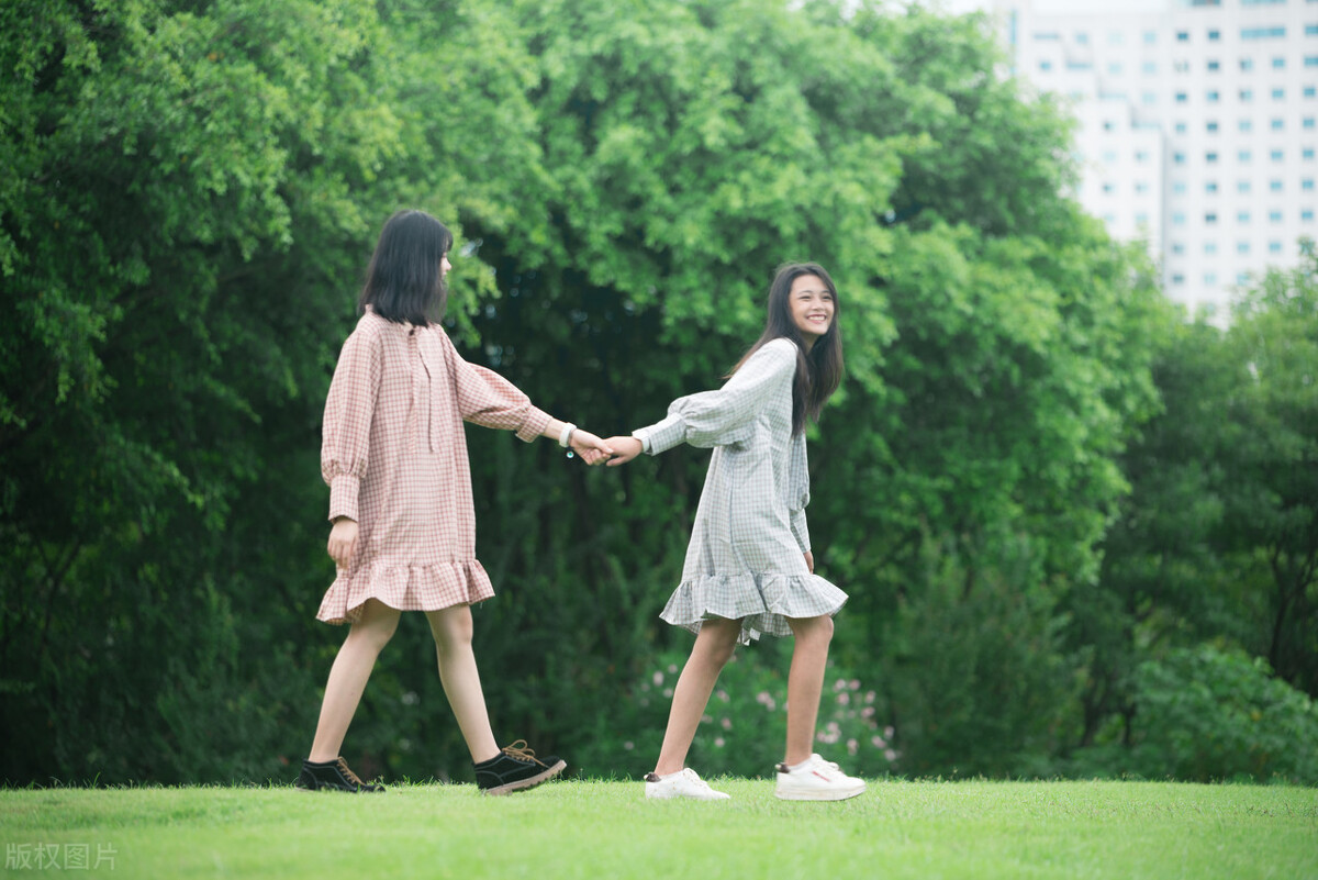 朋友在一起开心的短句说说（抖音很火的闺蜜生日短句）