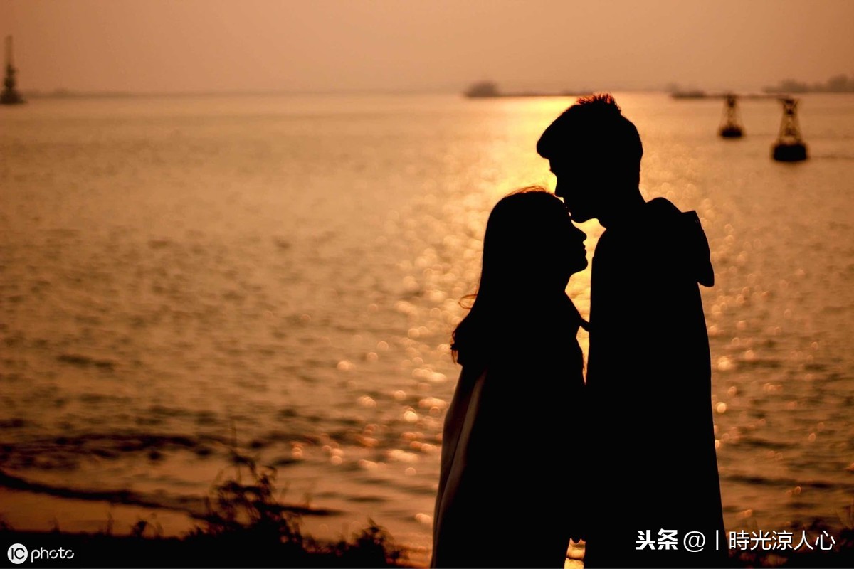 十字句子唯美爱情短句（一段简短而深情的告白）