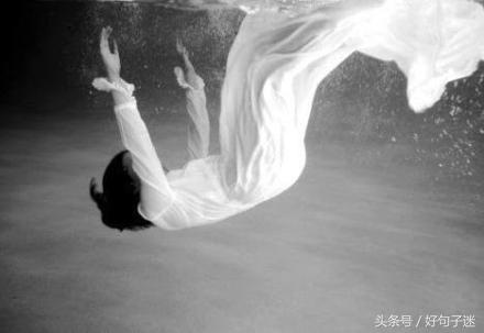 卑微到心痛的爱情句子（感觉自己好卑微的伤感说说）