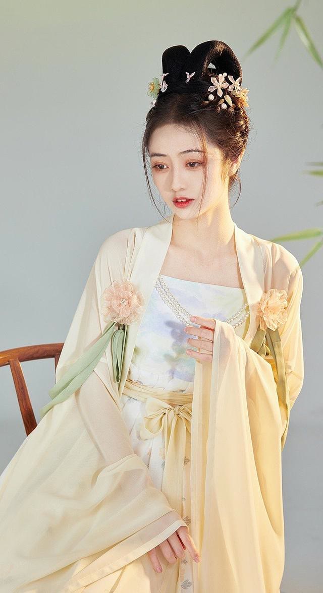 关于花的诗歌简短（以花为主题的诗歌）