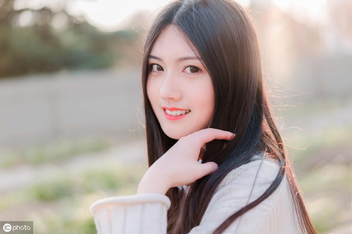 形容一个女孩的性格的句子（描述女孩性格特点的美句）