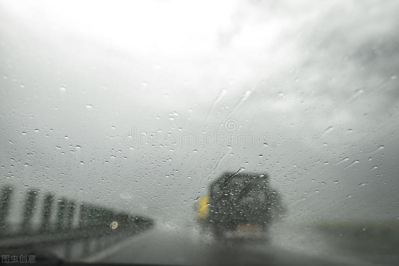 形容雨大的句子（形容雨天的唯美句子）