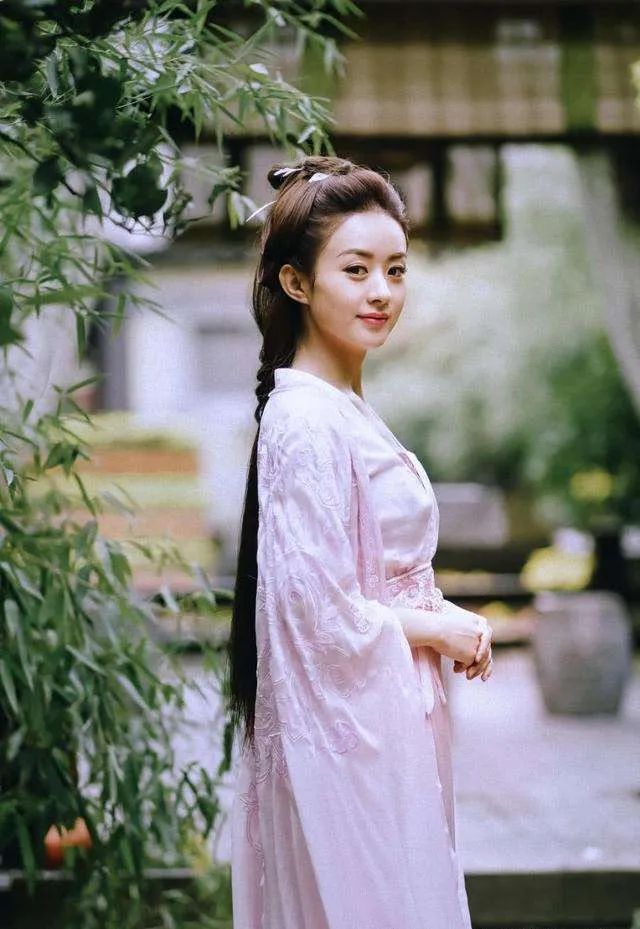 关于回眸一笑的唯美句子（形容女子气质清雅诗句）