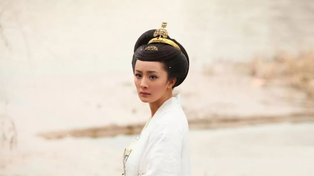 关于回眸一笑的唯美句子（形容女子气质清雅诗句）