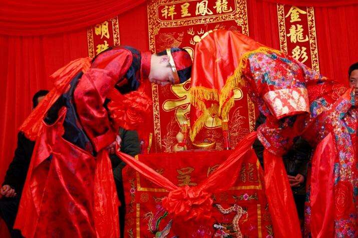 中式婚礼简短主持词（中式婚礼凤冠霞帔台词大全）