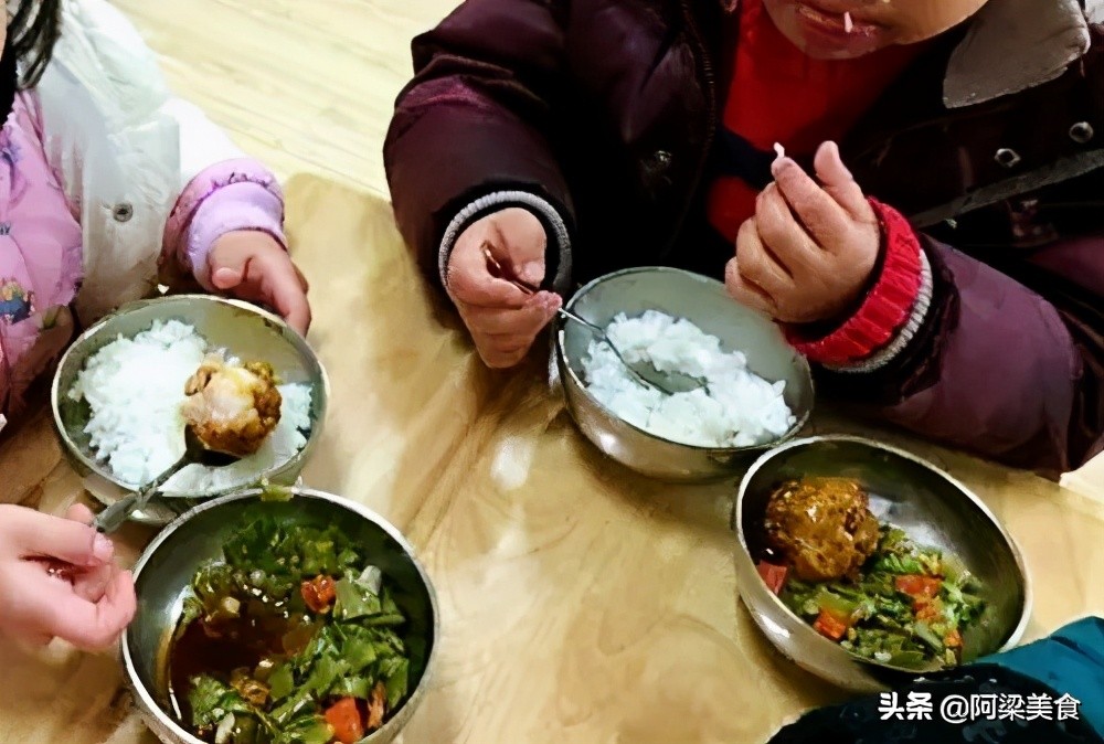 幼儿园介绍美食的句子（表扬幼儿园食谱的句子）