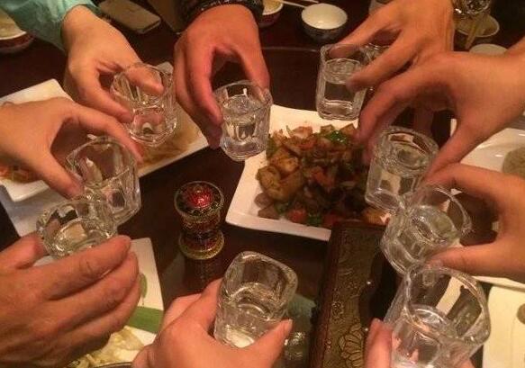 同事聚餐的优美句子发朋友圈（简单聚会又开心的句子）