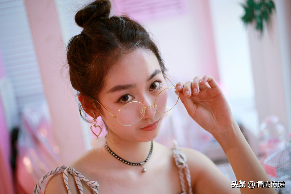 形容近视的幽默句子(近视眼的痛苦搞笑句子)