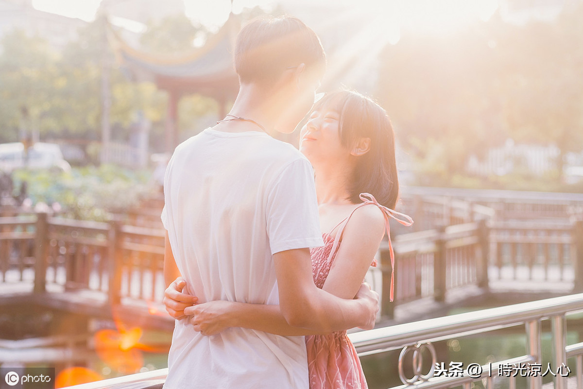 十字句子唯美爱情短句（一段简短而深情的告白）
