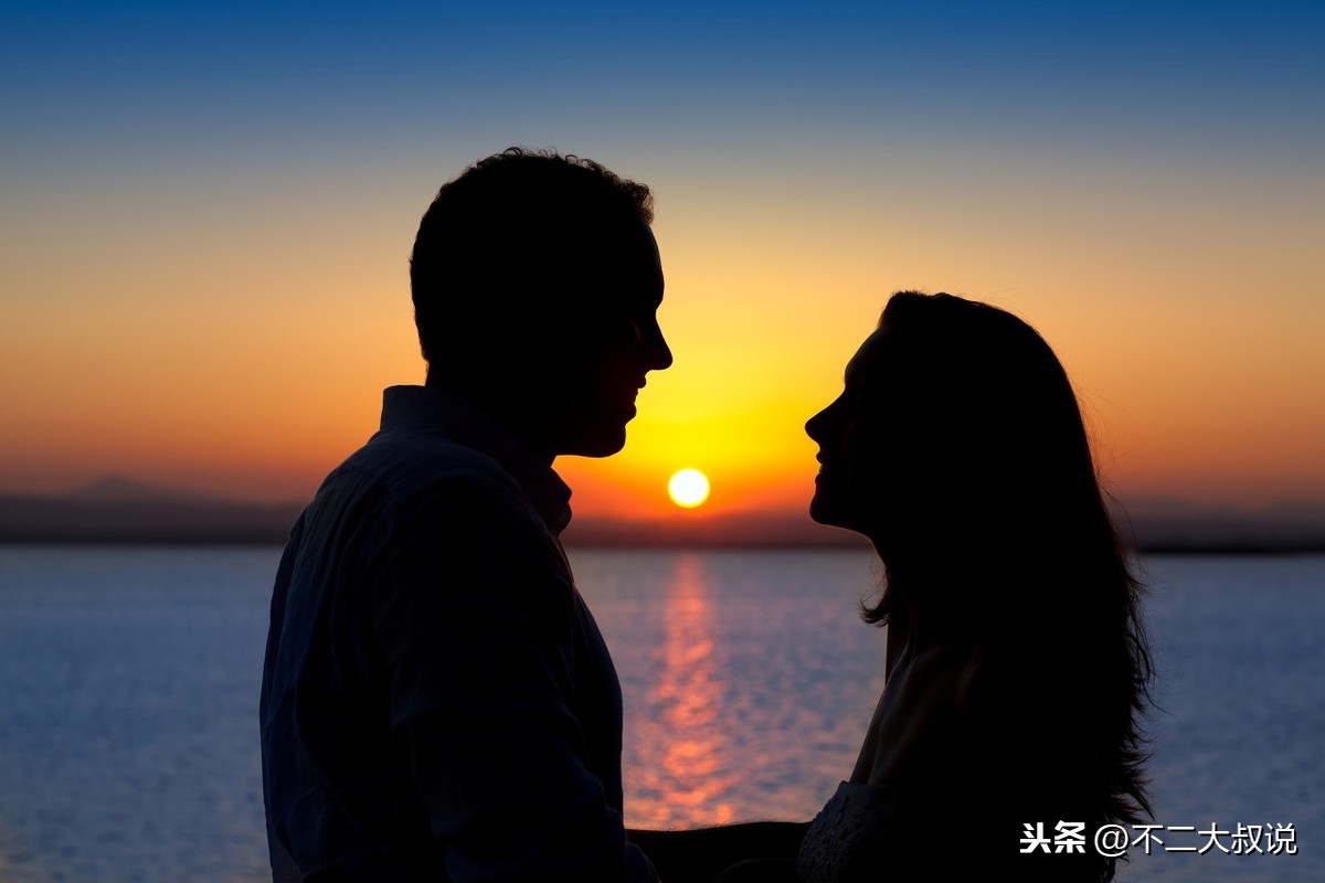 关于爱情的英文诗（英文唯美短句情诗）