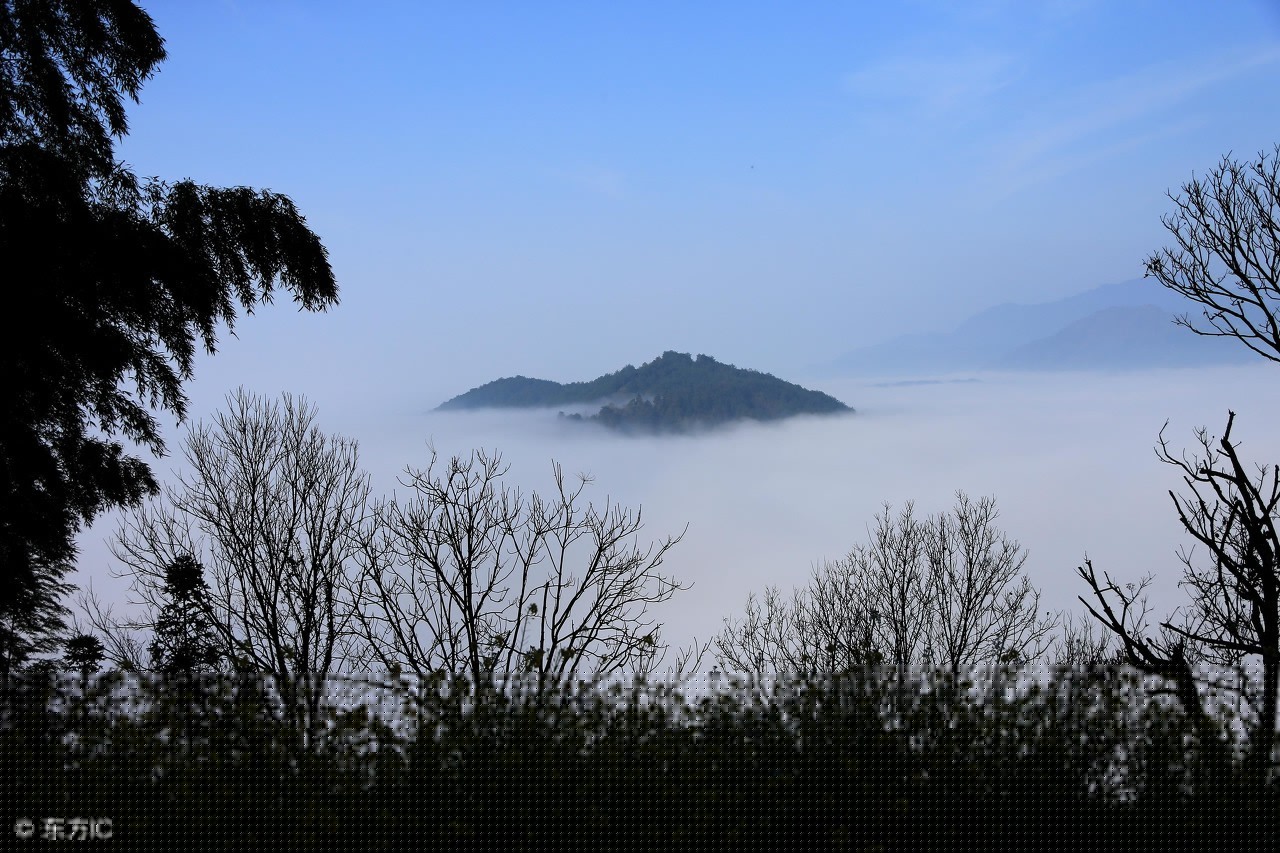 描写白云的简短美句（关于白云的说说心情）
