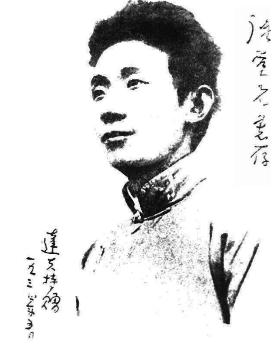 爱国主义现代诗词大全（10首很短的爱国现代诗）