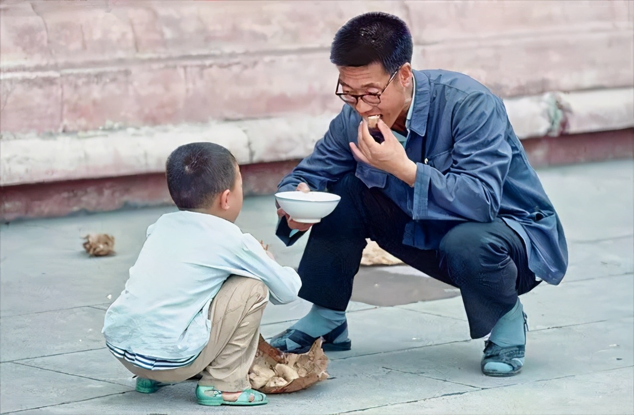关于童年的现代诗（以童年为主题的现代诗）