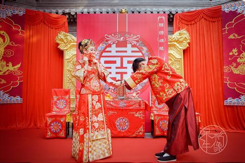 中式婚礼简短主持词（中式婚礼凤冠霞帔台词大全）