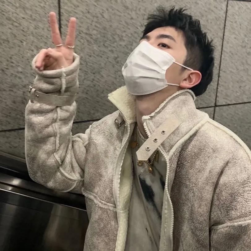 夸男生人帅的句子带幽默（高情商幽默的夸男生帅）