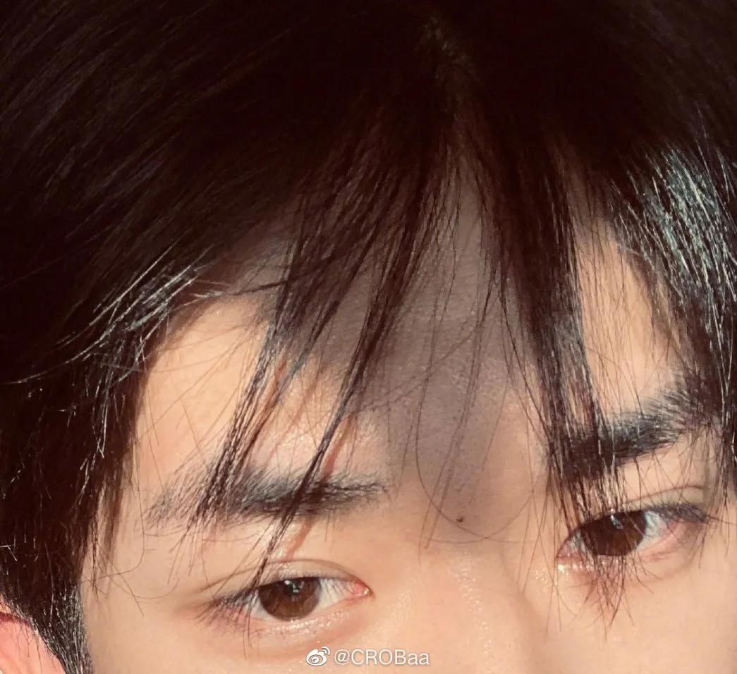 夸男生人帅的句子带幽默（高情商幽默的夸男生帅）