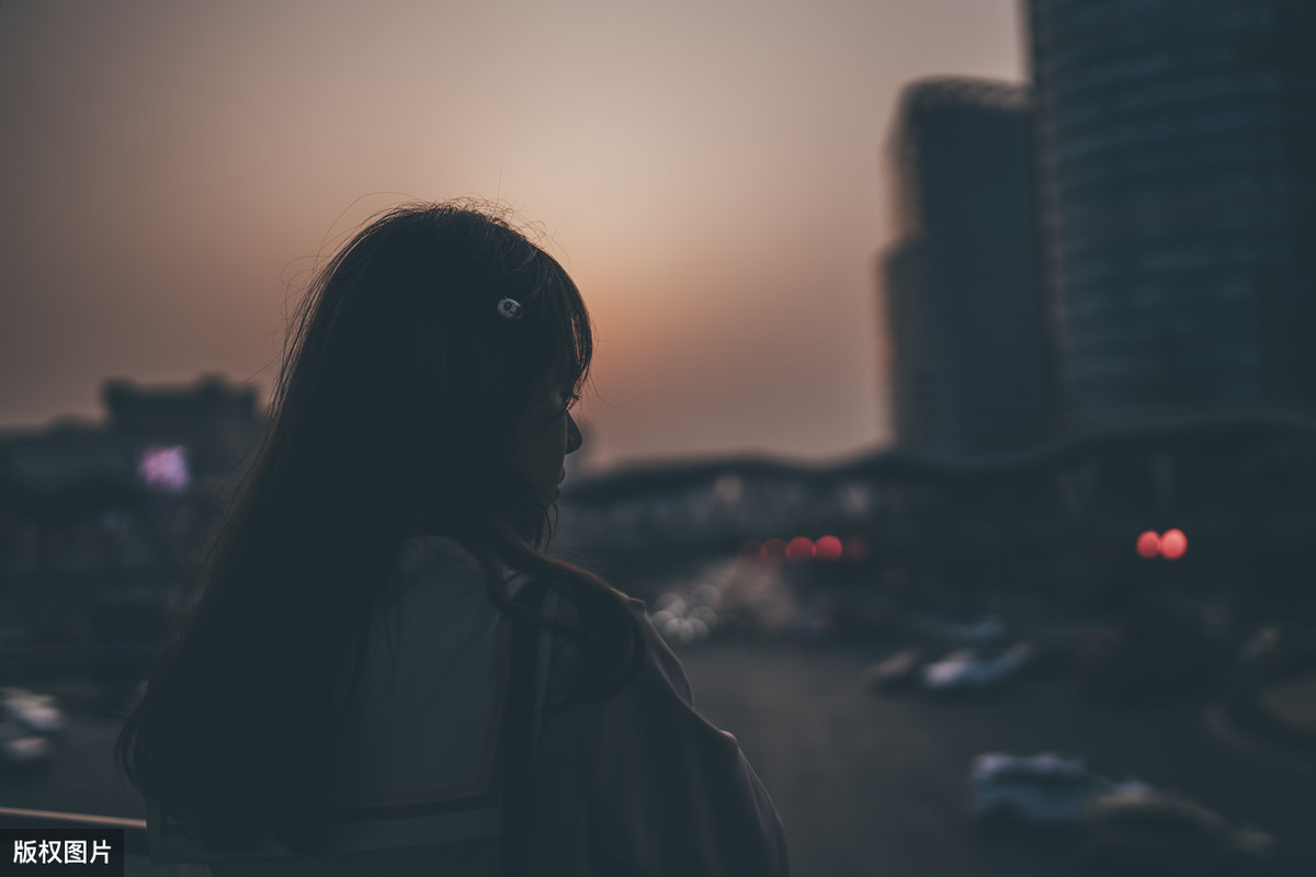 爱情短句子十字以内伤感（经典语录爱情伤感短句）