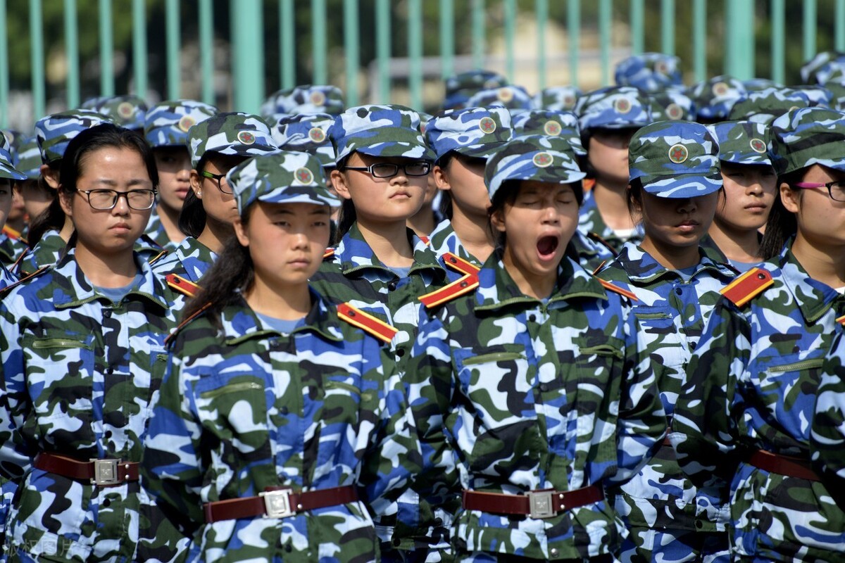 关于军训的诗句有哪些（军训励志正能量的句子）