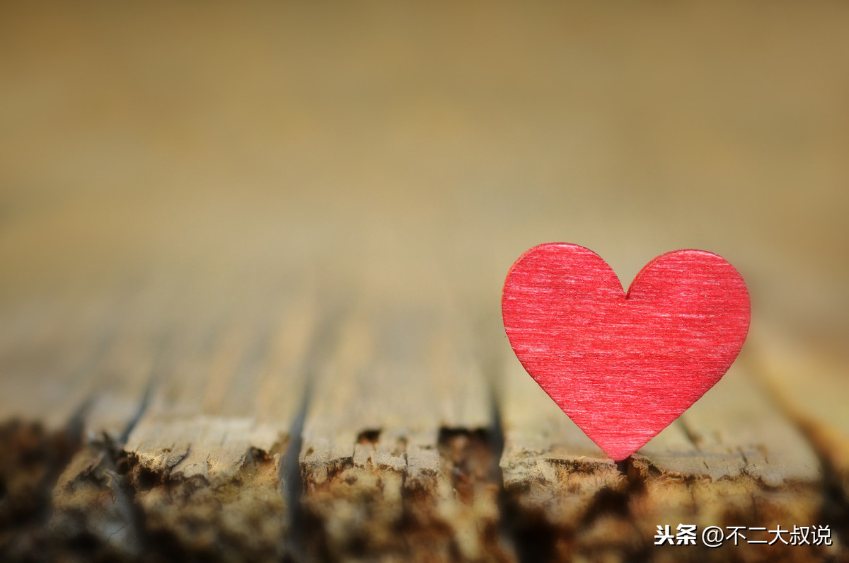 关于爱情的英文诗（英文唯美短句情诗）