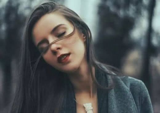 表达在乎一个人的伤感句子（特别在乎一个人的句子）