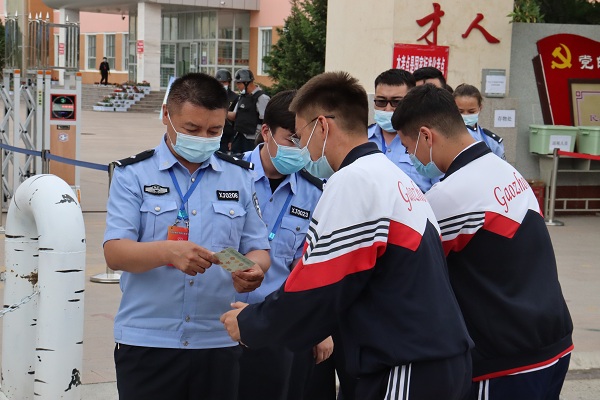 赞美交警的句子朋友圈（祝福人民警察的话语）