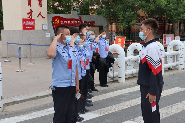 赞美交警的句子朋友圈（祝福人民警察的话语）